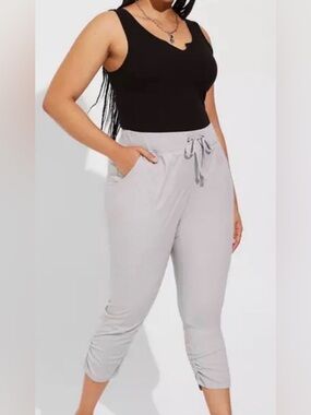 NWT - torrid Crop Pull-On Skinny Stretch Poplin Mid-Rise Pant in Light Gray